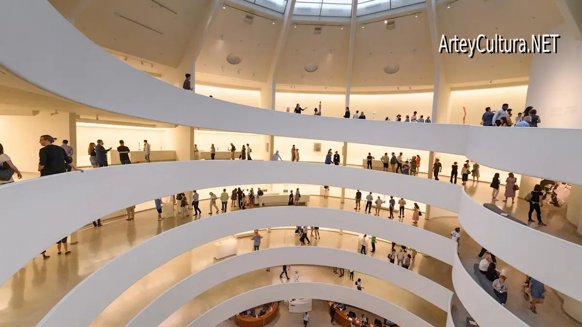 Article cover: The Guggenheim Museum in New York: Art and Architecture in a Spiral